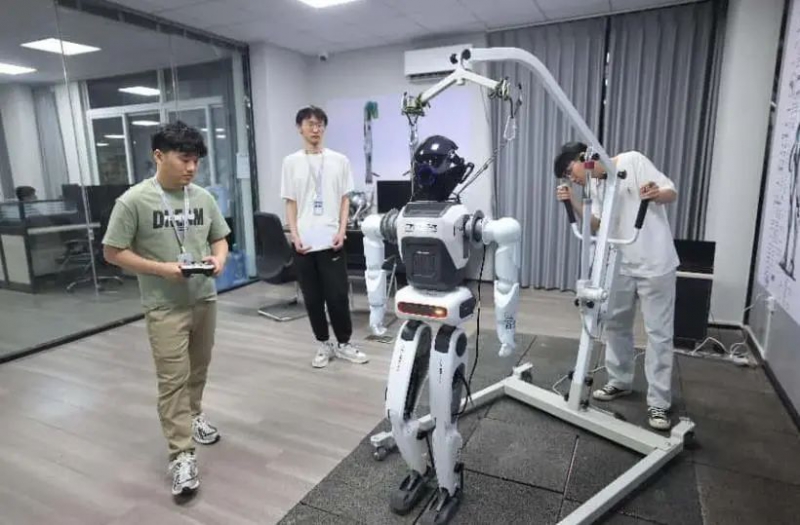 蚌埠广鼎科技人形机器人惊艳亮相(图1)